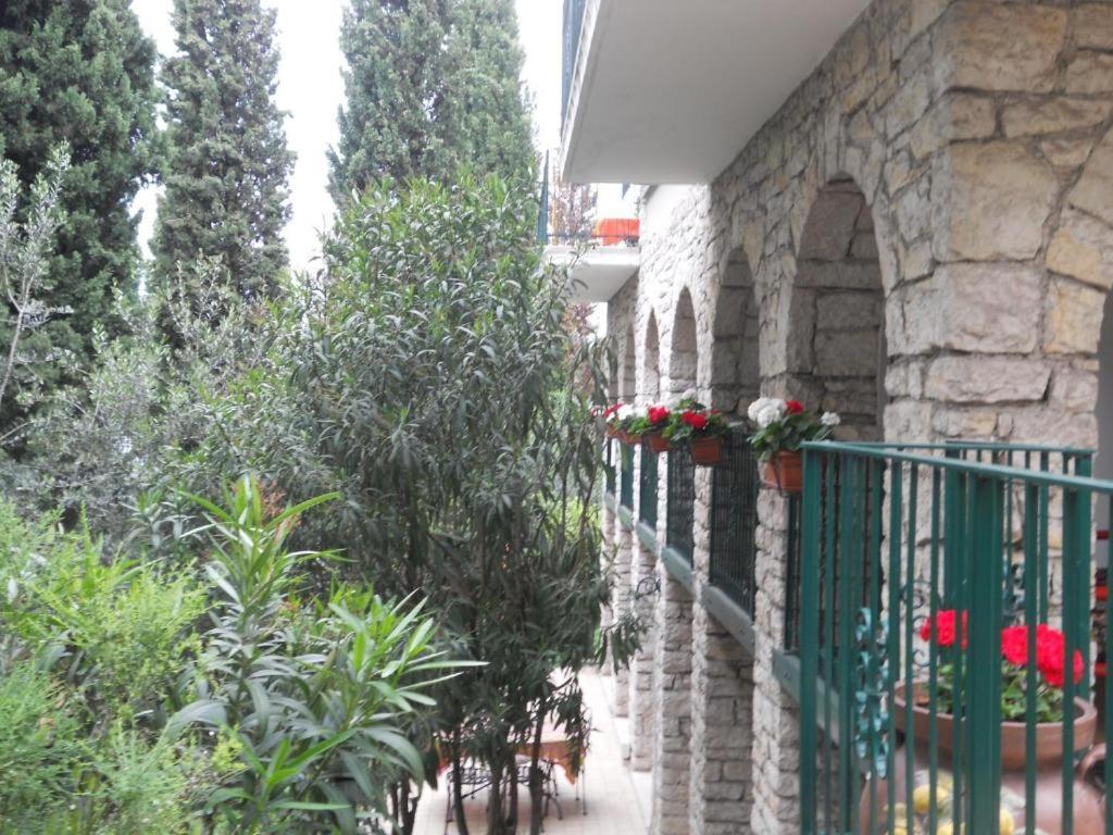 Wonderful Lake View Apartments With Pool With Breakfast Gardasee Torri Del Benaco Buitenkant foto