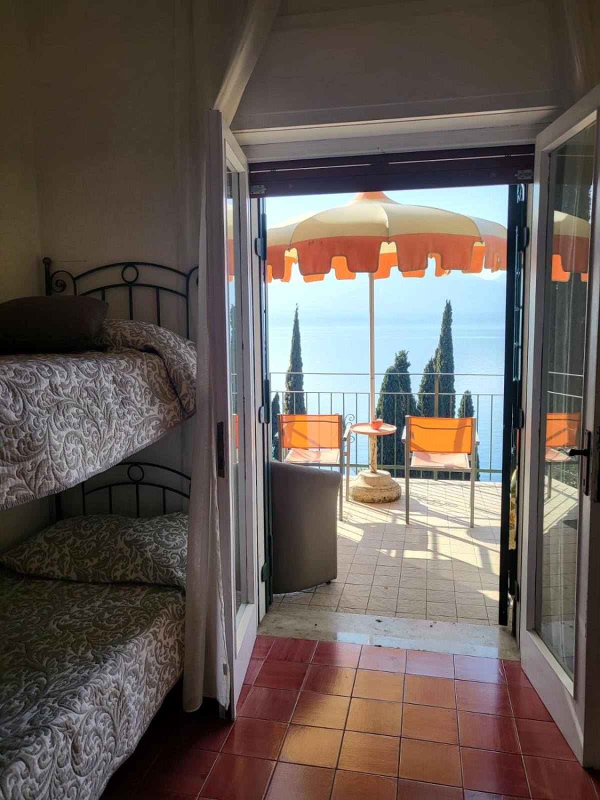 Wonderful Lake View Apartments With Pool With Breakfast Gardasee Torri Del Benaco Buitenkant foto