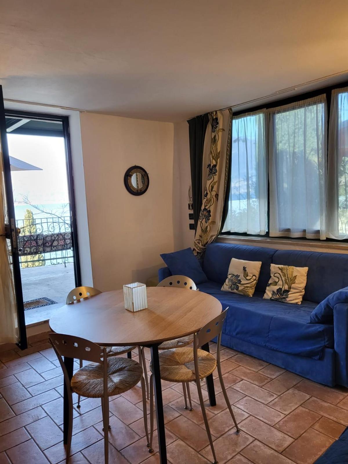 Wonderful Lake View Apartments With Pool With Breakfast Gardasee Torri Del Benaco Buitenkant foto