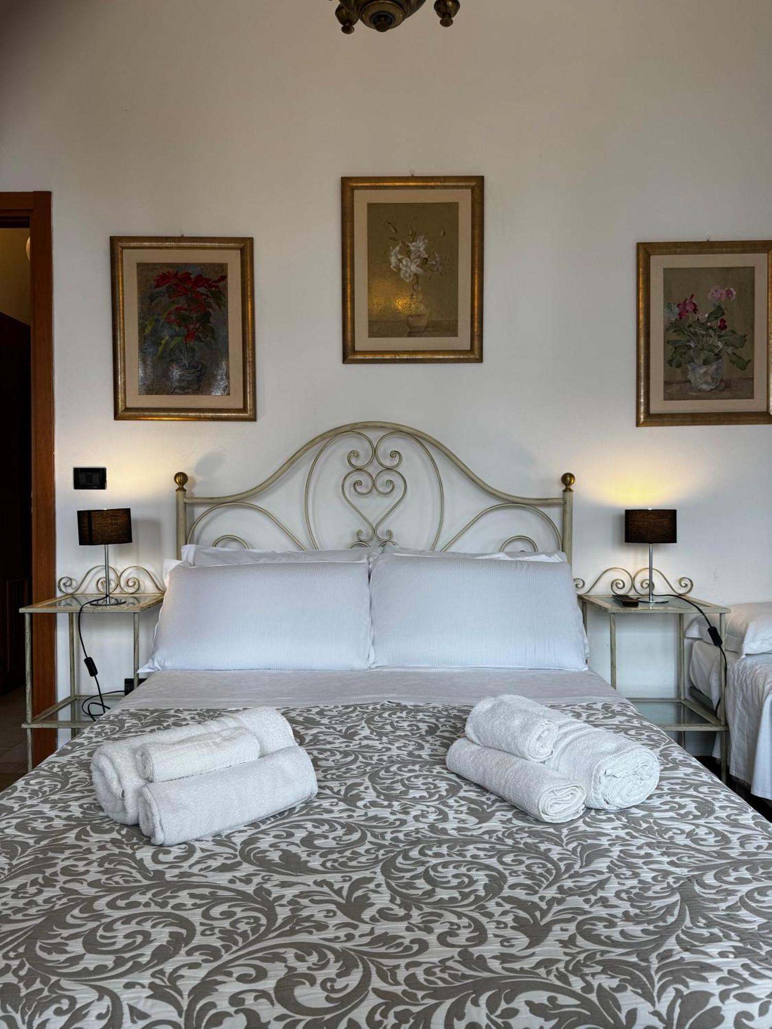 Wonderful Lake View Apartments With Pool With Breakfast Gardasee Torri Del Benaco Buitenkant foto