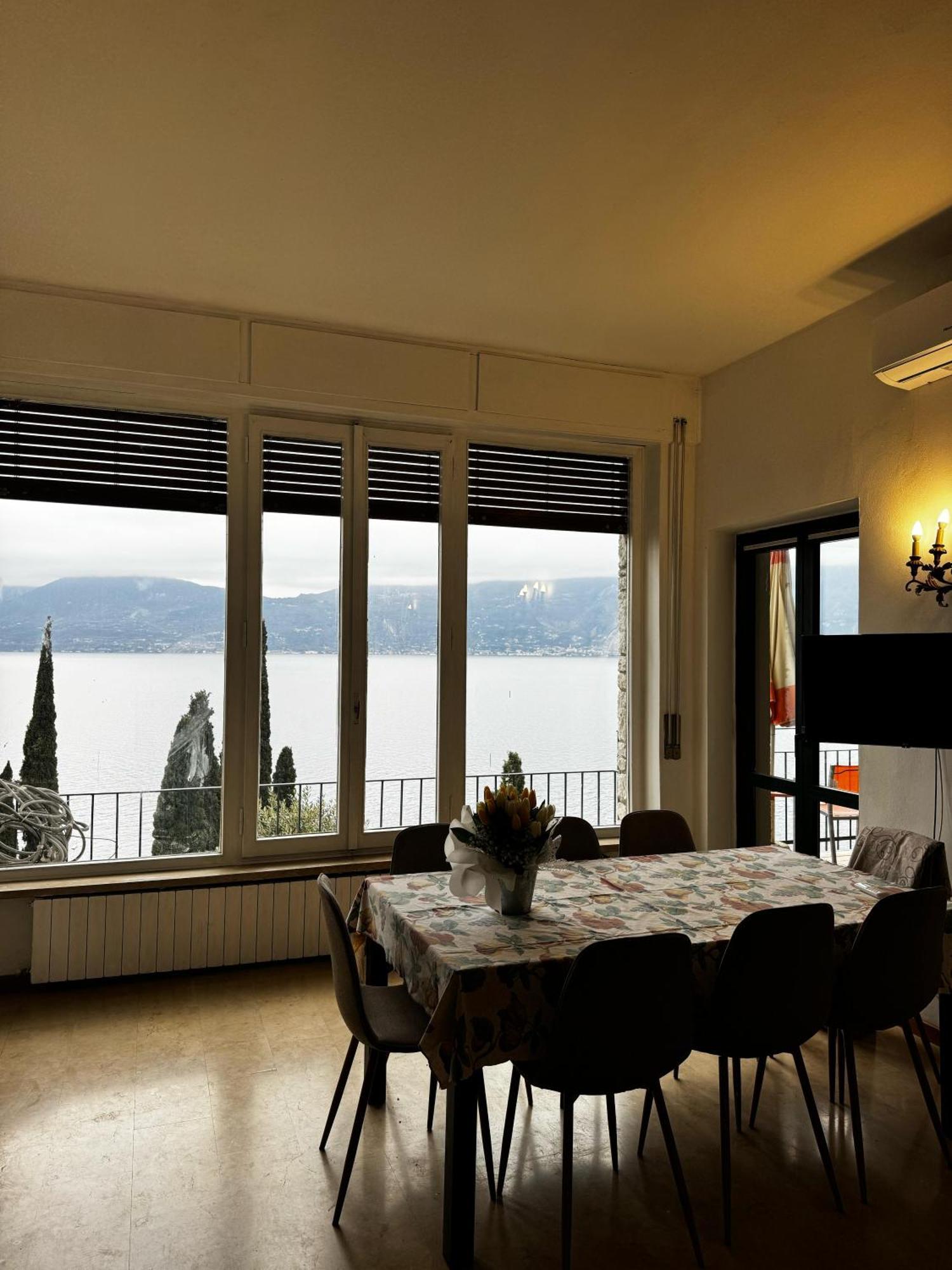 Wonderful Lake View Apartments With Pool With Breakfast Gardasee Torri Del Benaco Buitenkant foto