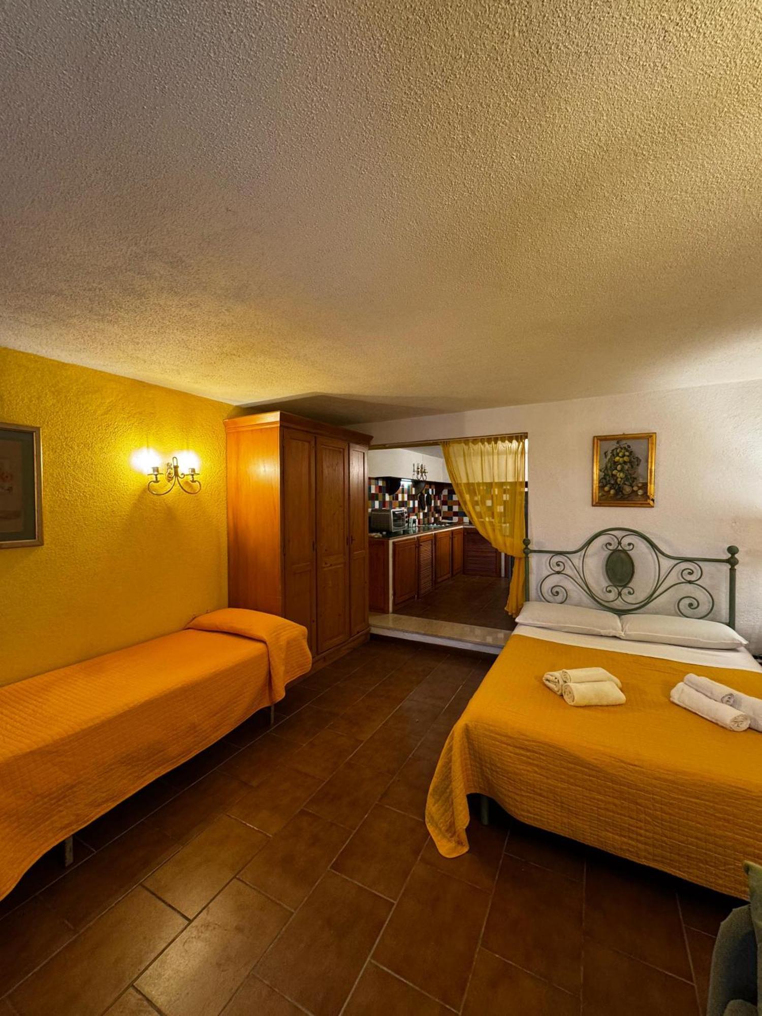 Wonderful Lake View Apartments With Pool With Breakfast Gardasee Torri Del Benaco Buitenkant foto