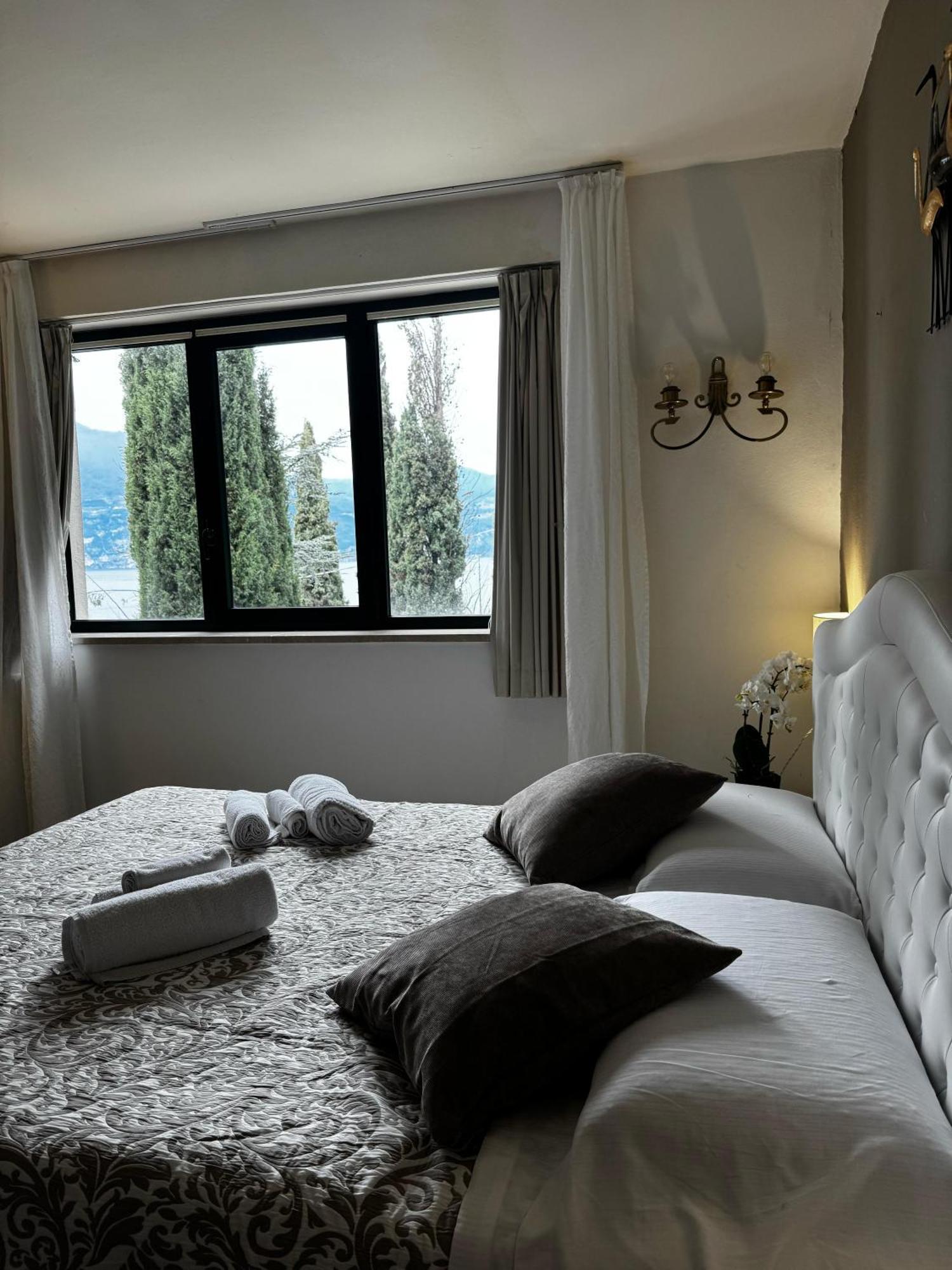 Wonderful Lake View Apartments With Pool With Breakfast Gardasee Torri Del Benaco Buitenkant foto