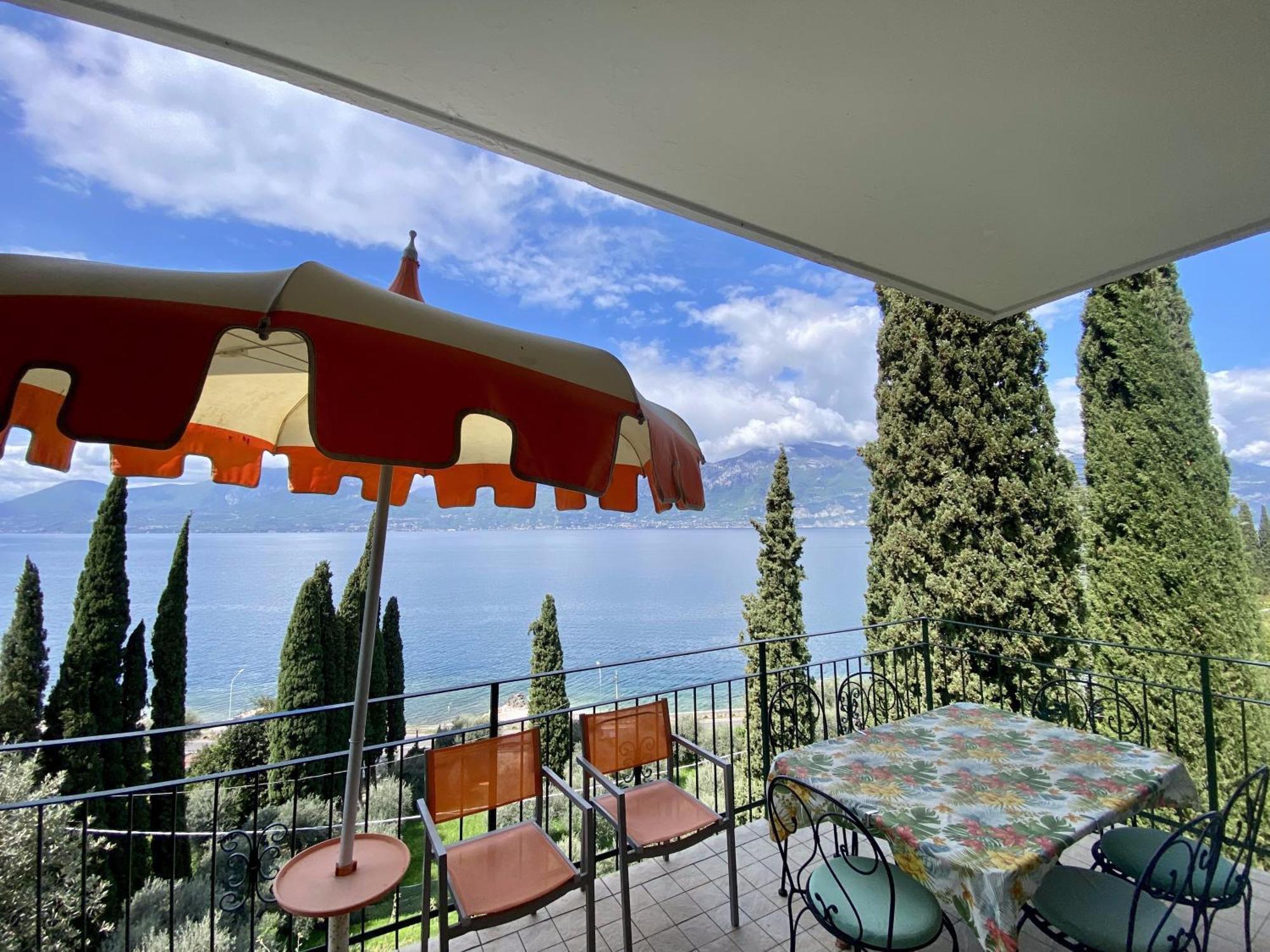 Wonderful Lake View Apartments With Pool With Breakfast Gardasee Torri Del Benaco Buitenkant foto