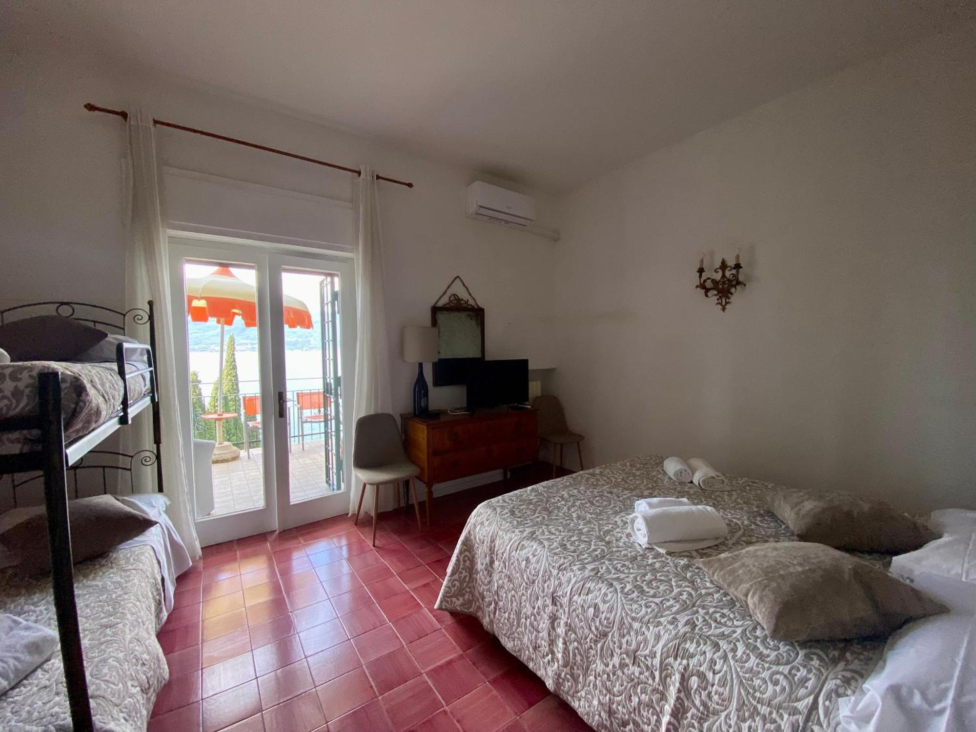 Wonderful Lake View Apartments With Pool With Breakfast Gardasee Torri Del Benaco Buitenkant foto