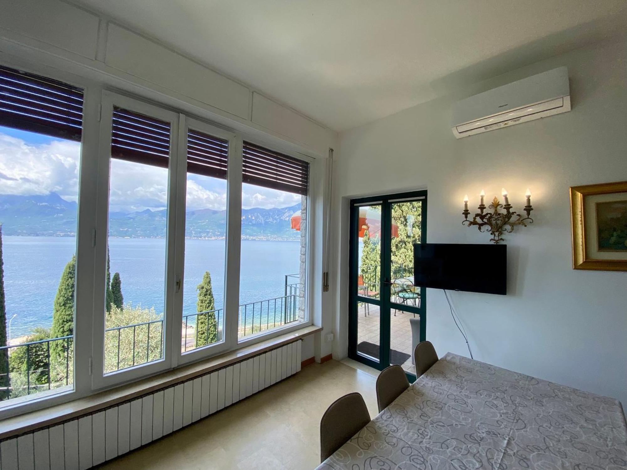 Wonderful Lake View Apartments With Pool With Breakfast Gardasee Torri Del Benaco Buitenkant foto